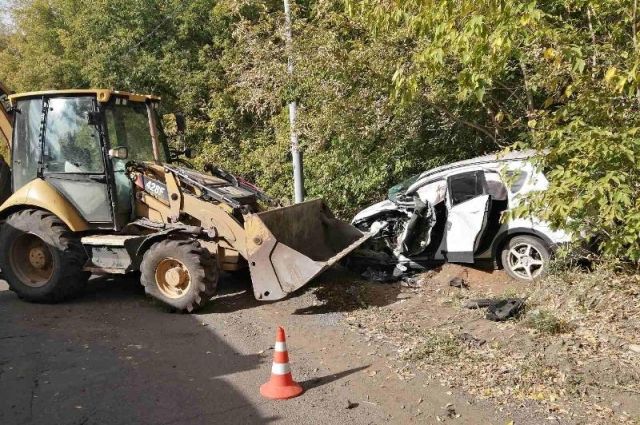 38-летний водитель трактора, двигаясь  по обочине на улице Соболева гора, не справился с управлением и выехал на дорогу.