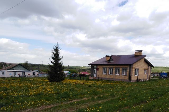 Новые окна подарили жители красногородской деревни сельскому клубу