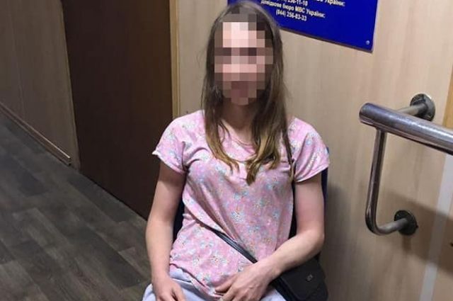 В Одессе пьяная женщина гуляла с ребенком по проезжей части