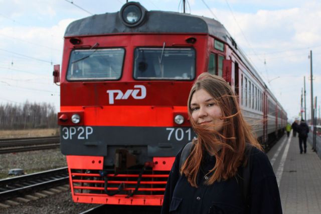 Одна такая. В России впервые девушка получила диплом машиниста локомотива