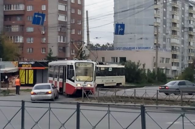 13-й трамвай протаранил иномарку в Новосибирске