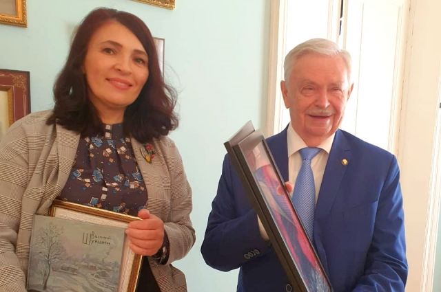Альберт Лиханов подписал алтайскому губернатору книгу «Непрощенная»