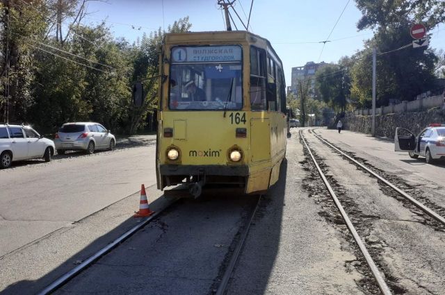 На ж/д вокзале Иркутска пенсионер попал под трамвай
