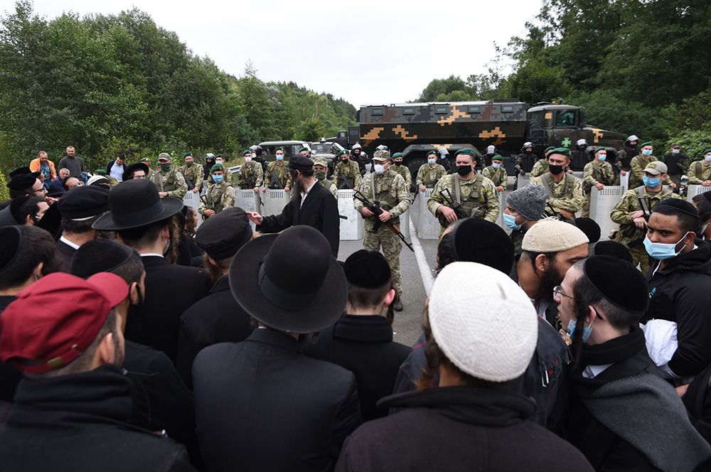 Паломники-хасиды на нейтральной полосе белорусско-украинской границы между пунктами пропуска «Новая Гута» и «Новые Яриловичи».
