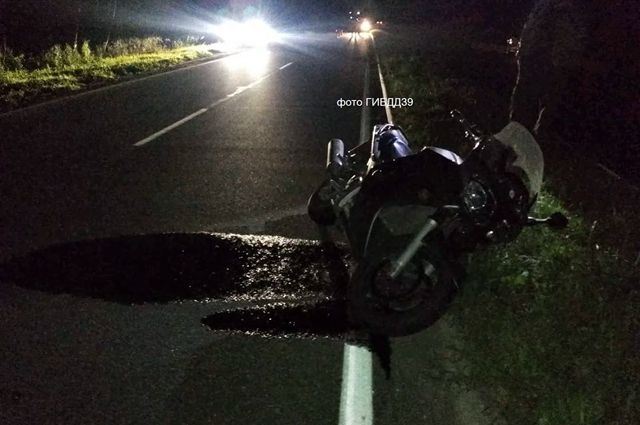 По дороге в Светлый автомобиль сбил с дороги мотоциклиста и скрылся