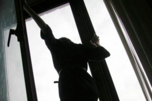 В Запорожье 12-летняя девочка выпрыгнула из окна