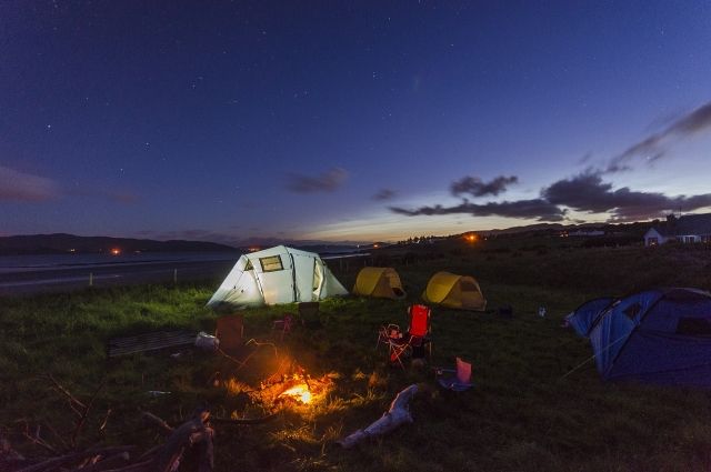 Молодёжь организовала палаточный лагерь на поляне за городом.