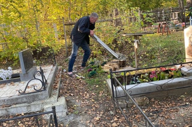 В Новосибирске неадекватный мужчина устроил погром на кладбище