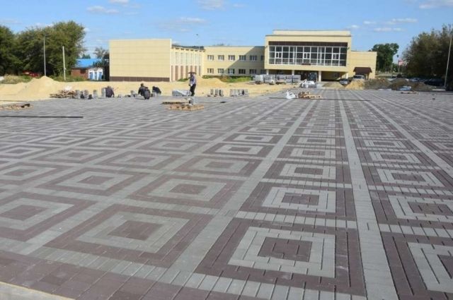 В Ефремове благоустраивают площадь перед молодежно-подростковым центром