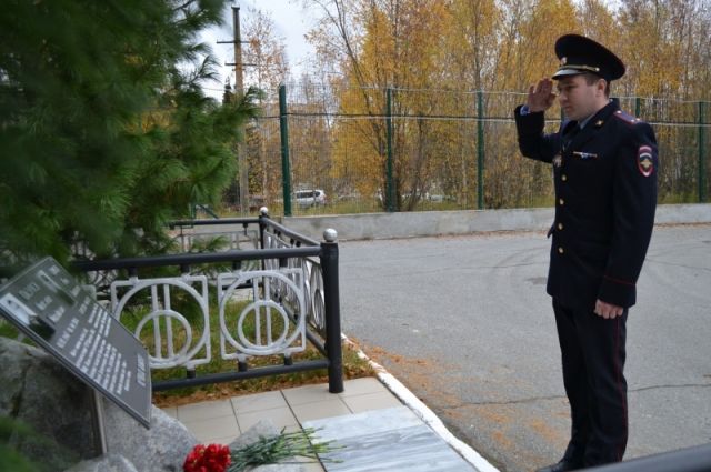Сотрудники и ветераны ОВД в Надыме почтили память погибших милиционеров