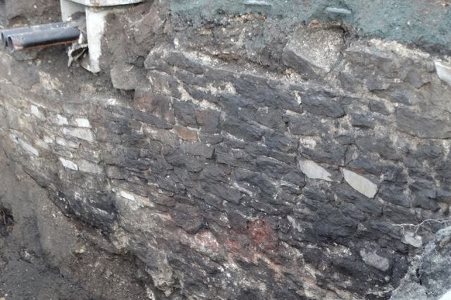 В Челябинске обнаружили древнюю подпорную стену набережной реки Миасс