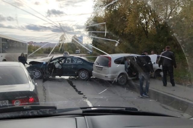 В Кировском районе Новосибирска лоб в лоб столкнулись два автомобиля