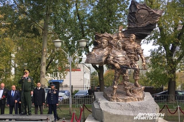 Открытие памятника ВДВ и генералу Маргелову в Перми. Фотолента