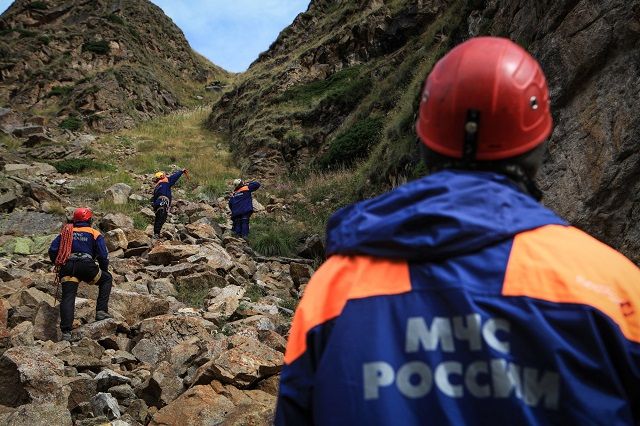 Сотрудники МЧС спасли трёх туристов в районе ледника «Когутай» в КБР