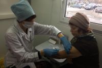 Прививку от гриппа в автомобильном медпункте в Оренбурге сделали 130 человек.