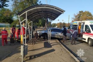 В Мариуполе легковушка въехала в остановку: есть пострадавшие