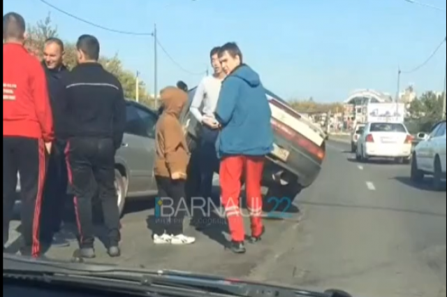 «Пирамида» из машин образовалась после аварии в Барнауле