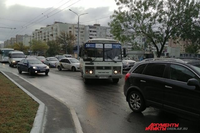 Охота на автобус: оренбуржцы не знают, где ловить свой маршрут из-за измененного ремонтом дорог движения. 