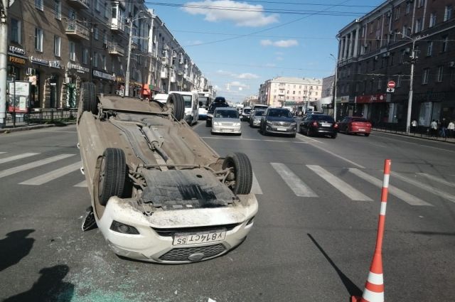 В центре Омска перевернулся автомобиль такси с пассажиркой