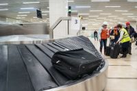 Процедура проходит в специально оборудованным кабинете в зале выдачи багажа аэропорта. 
