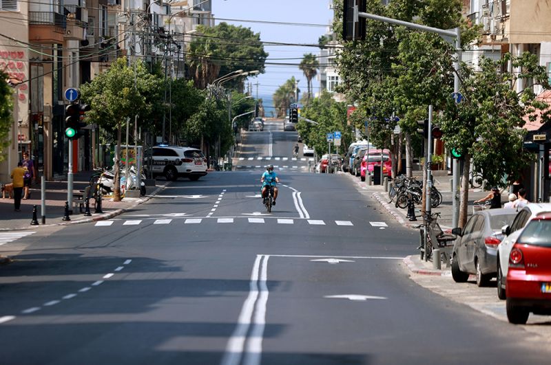 Велосипедист на одной из улиц в Тель-Авиве.
