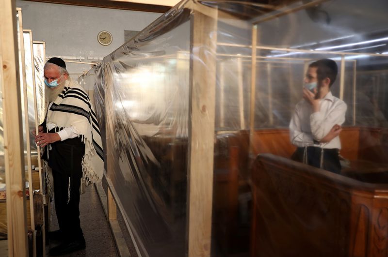 Утренняя молитва в синагоге, которая снабжена пластиковыми перегородками для защиты от коронавируса, Иерусалим.