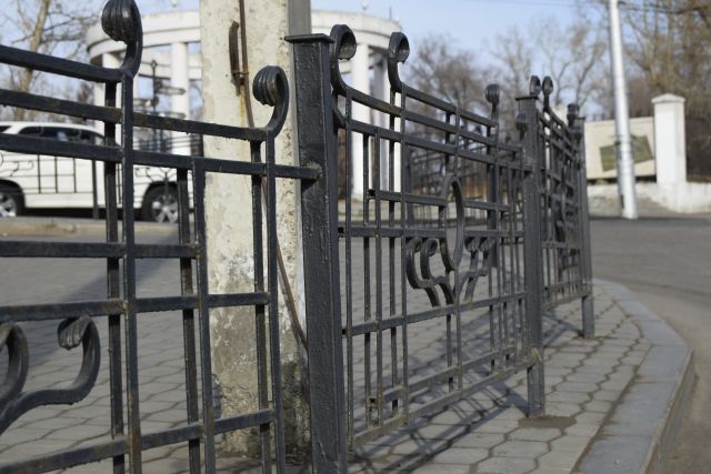 В местах концентрации ДТП в Ярославле устанавливают новые ограждения