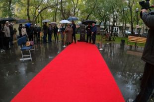 В Тюмени прижизненно установили монумент врачу Рашиду Зиганшину