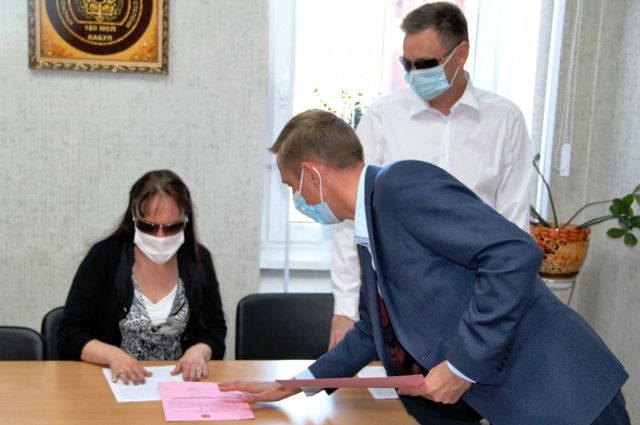 Калининградским слепым людям начали выдавать сертификаты на смартфоны