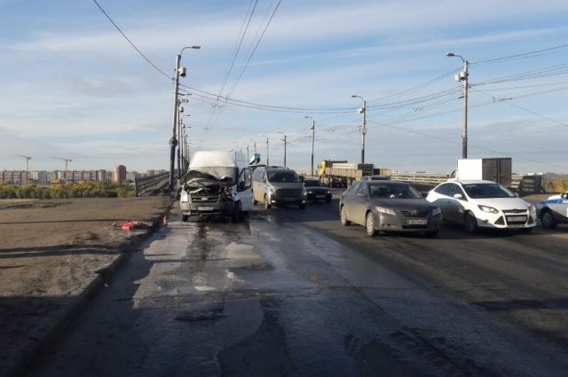 В Омске на мосту загорелась маршрутка с 20 пассажирами