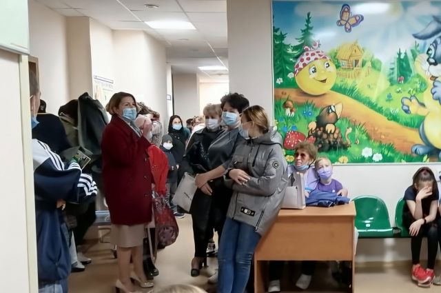 В одной из поликлиник Ханты-Мансийска в очереди стояли около 100 человек