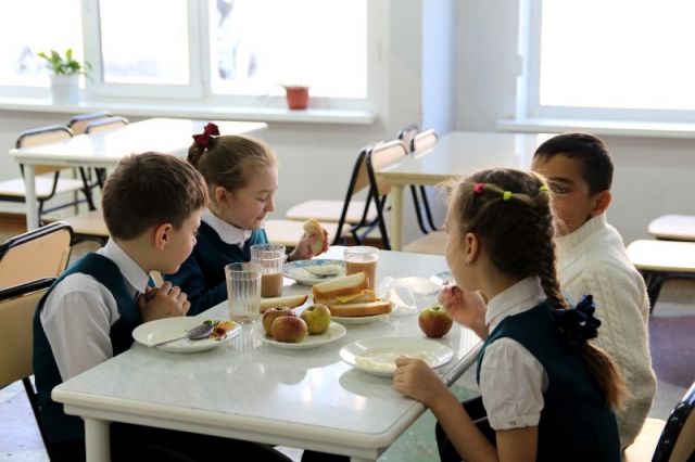 Более 35 миллионов рублей добавили на питание псковских школьников