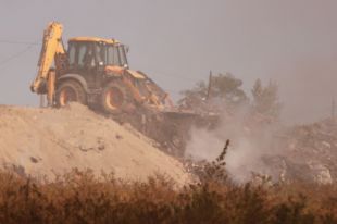 Пожарным удалось полностью потушить пожар на свалке в Киеве
