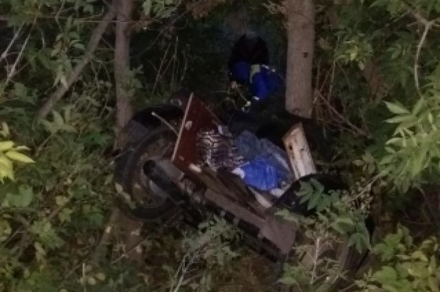 В Сакмарском районе мотоцикл на ходу врезался в дерево, трое человек пострадали, один – погиб.