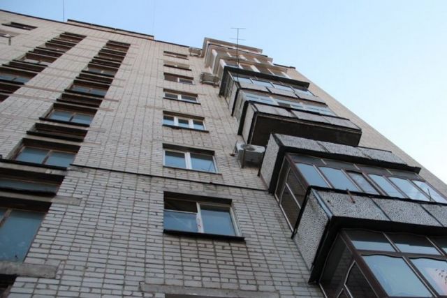 В Димитровграде при падении из окна 9 этажа погибла 39-летняя женщина