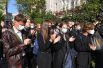 Люди провожают аплодисментами актера и режиссера Михаила Борисова после церемонии прощания.