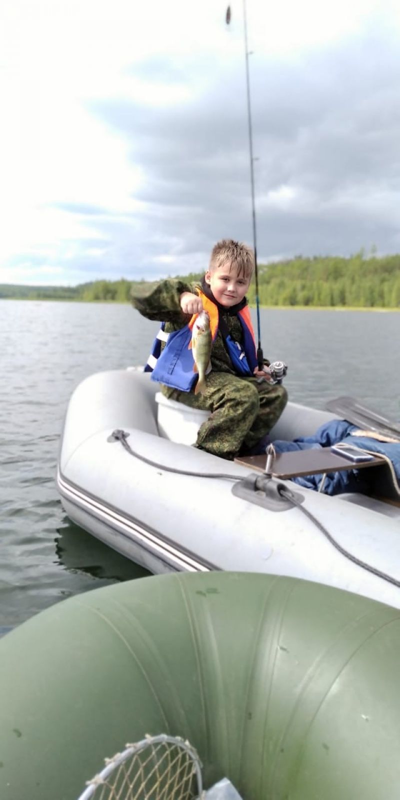 Кирилл Гончаров. 9-летний Кирилл Гончаров уже знает толк в рыбалке. Этого жирного окуня он поймал в Усть-Илимском водохранилище.