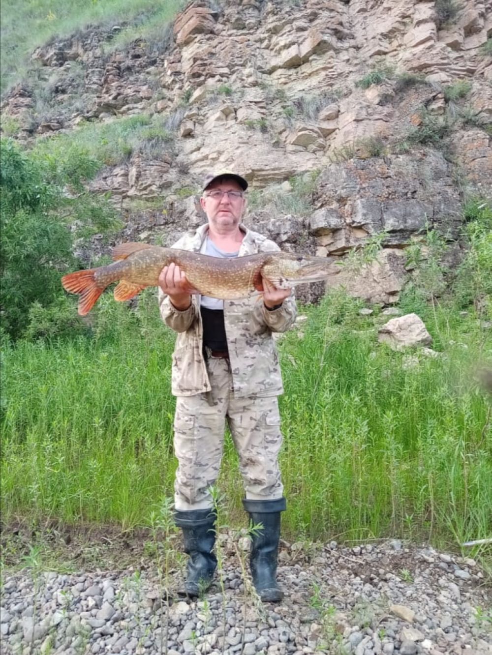 Андрей Рукосуев поймал такого гигантского 7-килограммового тайменя на реке Лена в Киренском районе.
