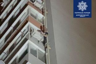 В Днепре ради любимой мужчина лез по газопроводу на 16-й этаж.