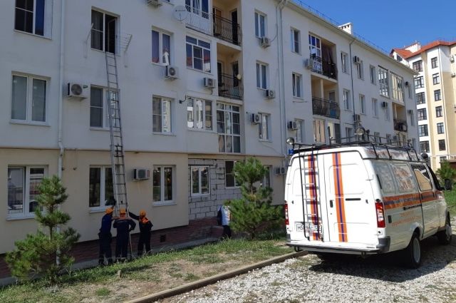 В Геленджике спасатели поднялись на 3 этаж к девочке, запертой в квартире
