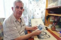 Виктор Иванов бережно хранит старый альбом со снимками отца и деда