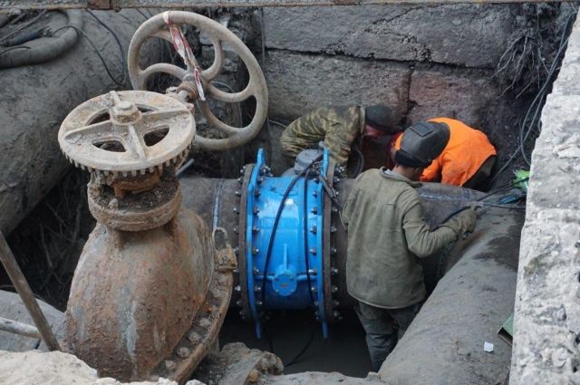 В Саратове коммунальщики ликвидируют массовое отключение воды к утру