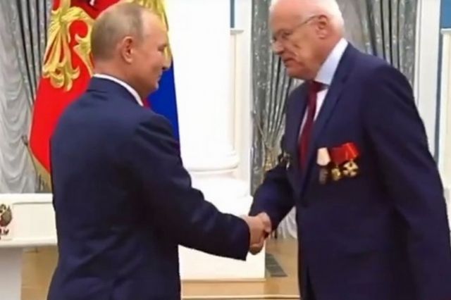 Владимир Путин вручил награду руководителю ядерного центра в Снежинске