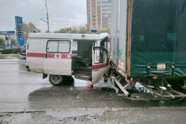 В Новосибирске в ДТП с грузовиком пострадала фельдшер