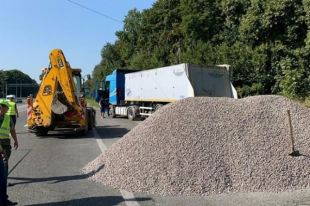 Хотел избежать весового контроля: водитель высыпал щебень на трассу