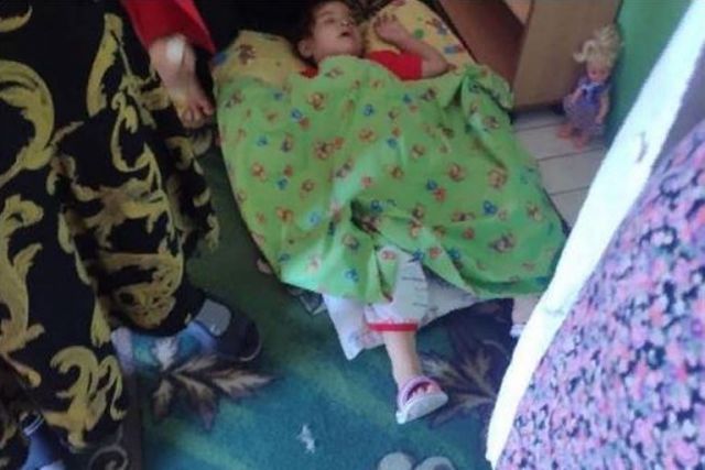 В Дербенте наказали воспитательницу, которая уложила ребенка спать на полу