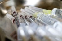 Первые прививки от коронавируса в Оренбурге сделали 13 врачей COVID-центров.