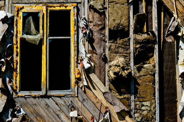 Разрушенные дома по улице Труда в Пскове восстановят