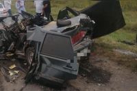 Водитель и пассажиры ВАЗ стали случайными жертвами свадебного ДТП.