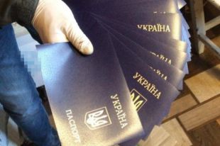 СБУ задержала группу людей, которые подделывали документы.